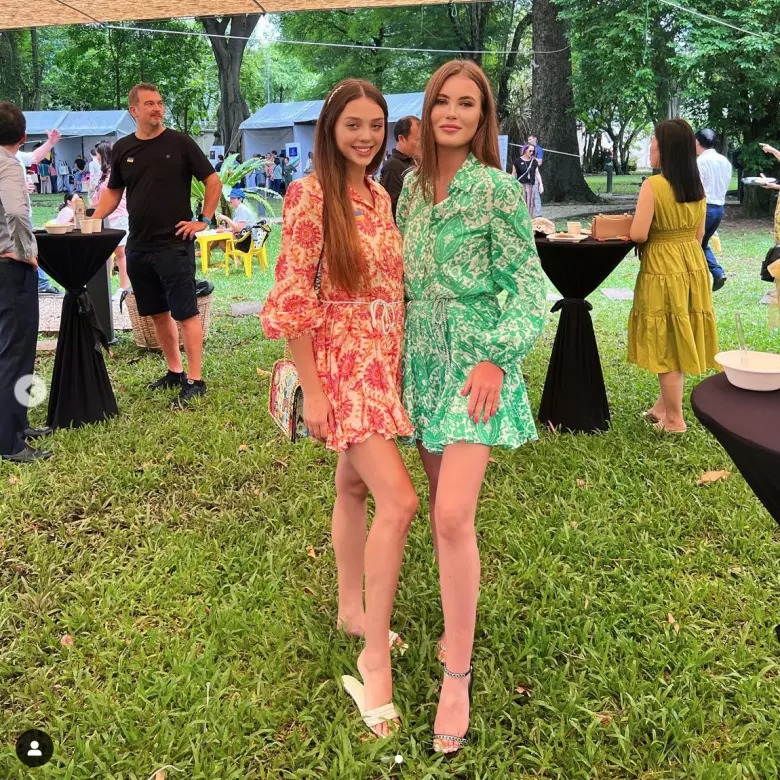 Em bé trong bụng đang lớn lên từng ngày nên mỗi khi ra ngoài tụ tập bạn bè, mẫu nữ chọn trang phục thoải mái, đi dép lê.