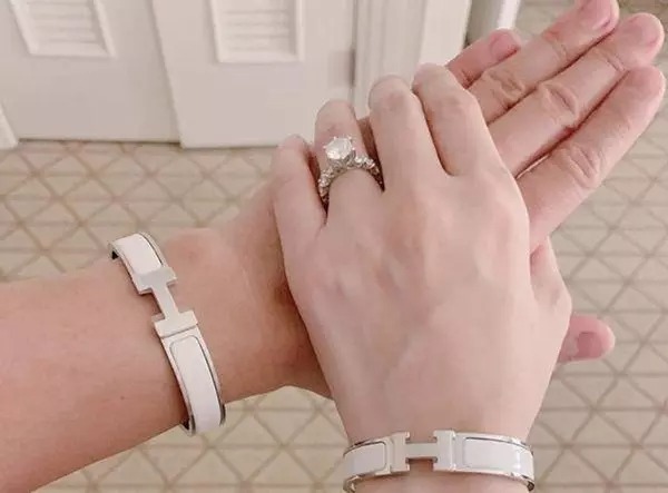 Cặp vợ chồng còn có những món phụ kiện đôi đắt đỏ chính là vòng Hermès màu trắng làm từ chất liệu cao cấp trị giá hơn 17 triệu đồng.