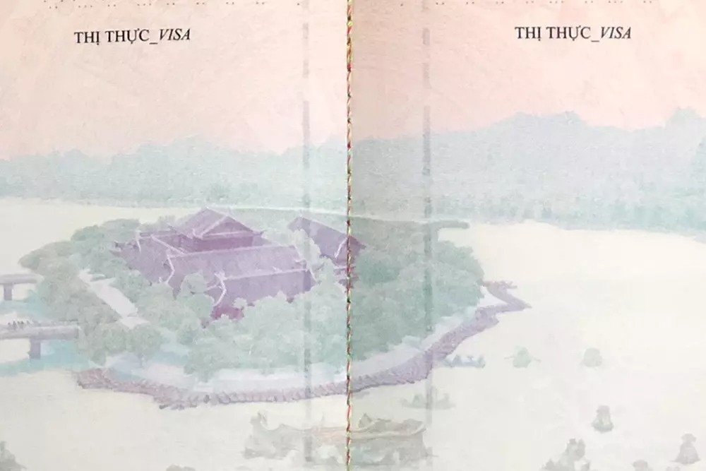 Hộ chiếu mẫu mới có in hình các địa danh nổi tiếng của Việt Nam. Ảnh: Đoàn Bổng
