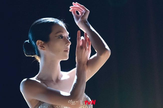 Nhan sắc quyến rũ của nữ chính 