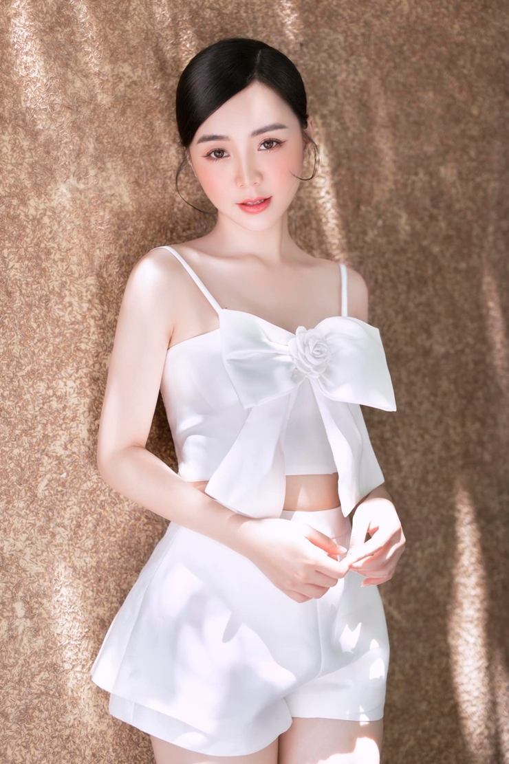 Cô theo học trường Đại học Sân khấu Điện ảnh, tham gia nhiều bộ phim truyền hình của VTV và được chiếu ở 