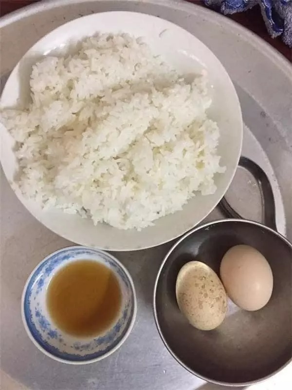 Mâm cơm chỉ vỏn vẹn 2 quả trứng luộc và không có canh