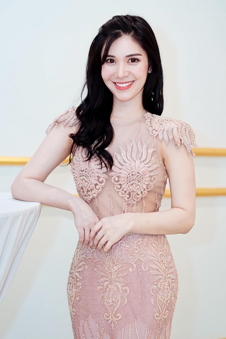 Thanh Bi (Lại Thanh) sinh năm 1992. Nàng hot girl từng được biết đến với tư cách diễn viên của nhóm Kem Xôi.