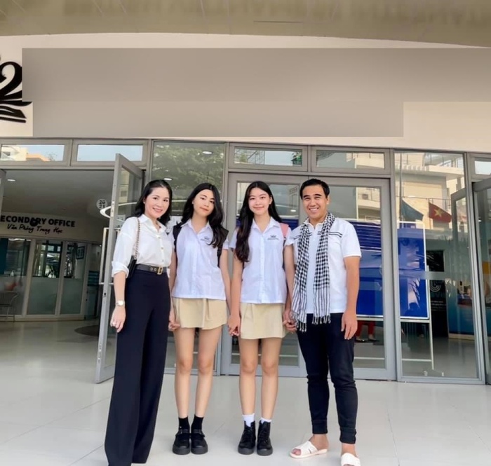 Vợ chồng Quyền Linh bên 2 cô con gái Lọ Lem và Hạt Dẻ.