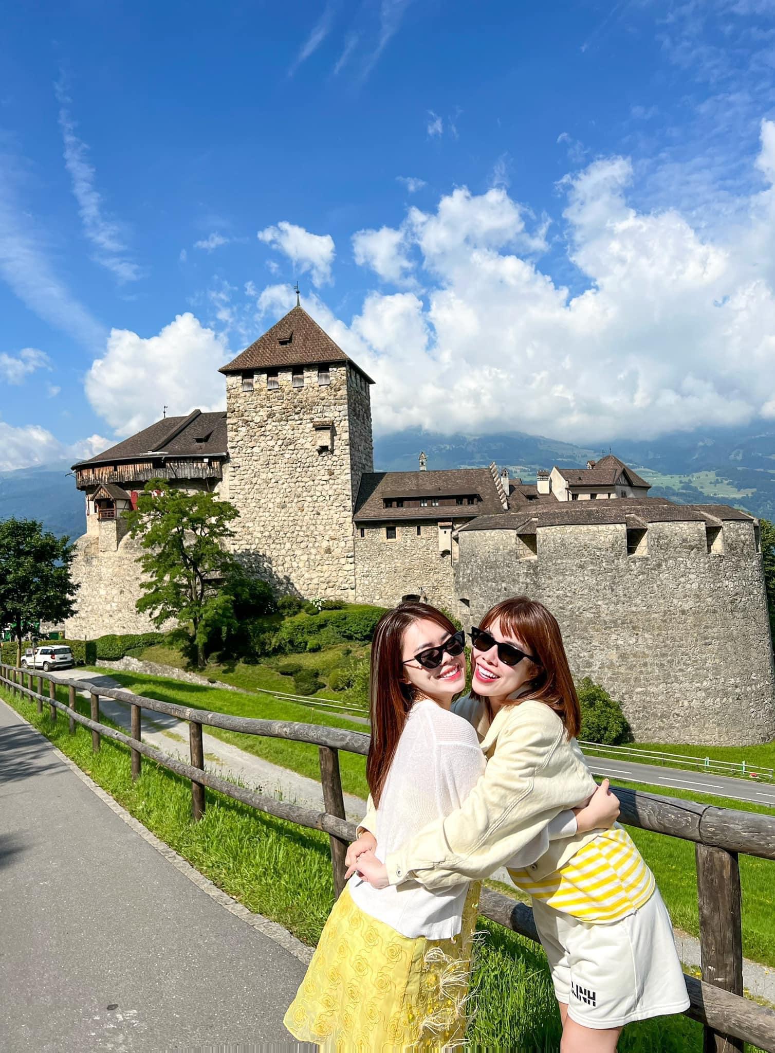 Hình ảnh đôi bạn tại lâu đài cổ ở Liechstenstein 