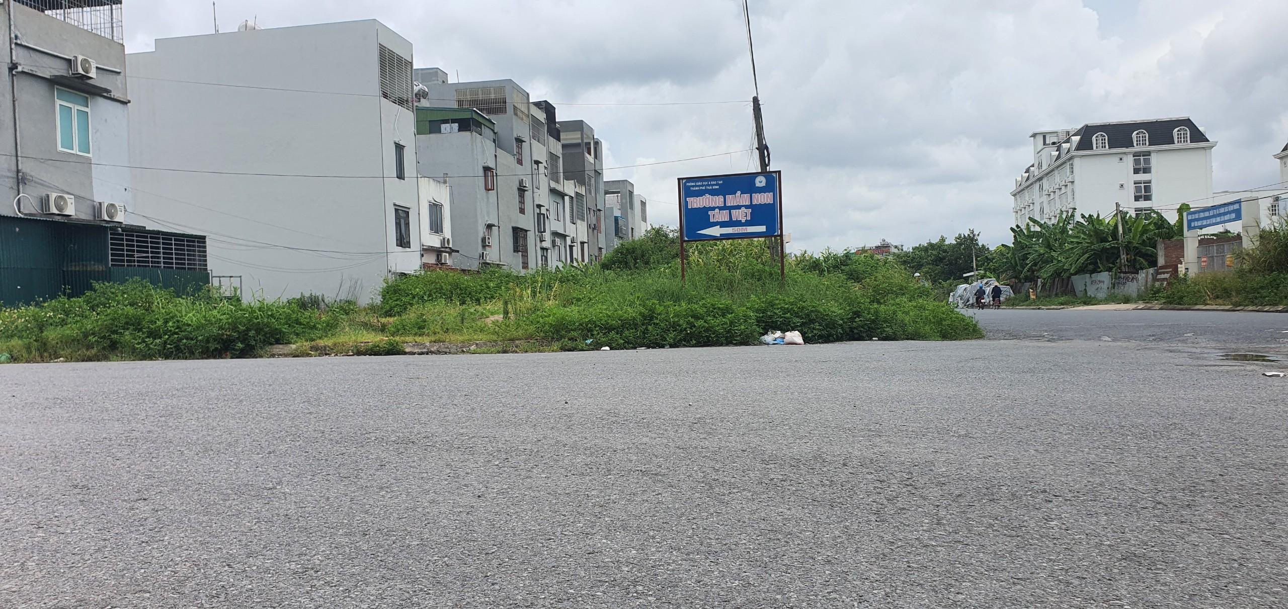 Con đường vào trường mầm non Tâm Việt đi qua khu dân cư Rọc Mành khiến quỹ đất bị thiếu hụt 2 lô. 