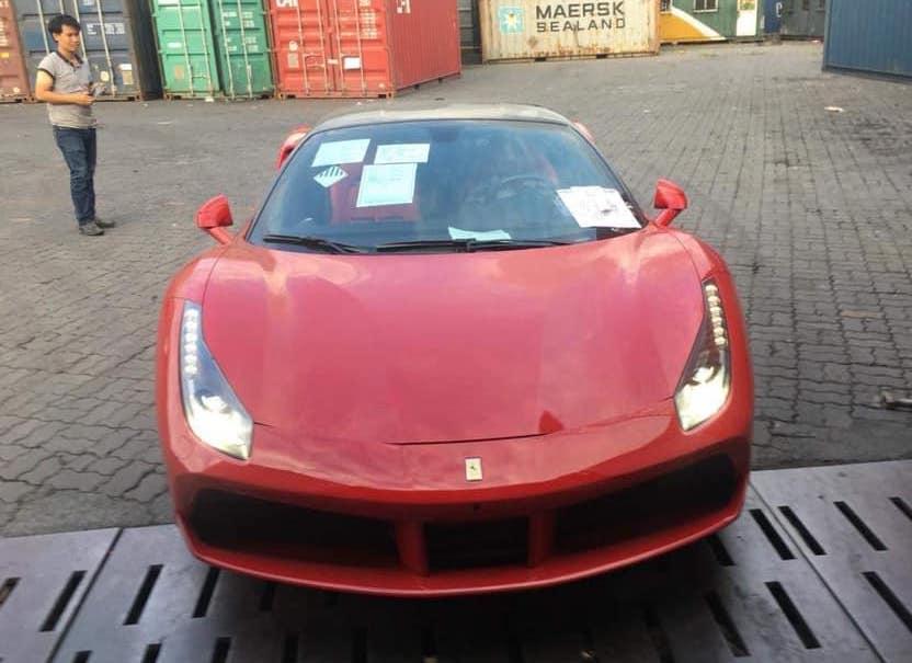 Siêu xe Ferrari 488 GTB của anh H. về Việt Nam hồi đầu năm 2019, là xe đặt trực tiếp với Ferrari Ý với một số tùy chọn cá nhân hóa, khiến giá xe về đến tay chủ lên tới 23 tỷ đồng.