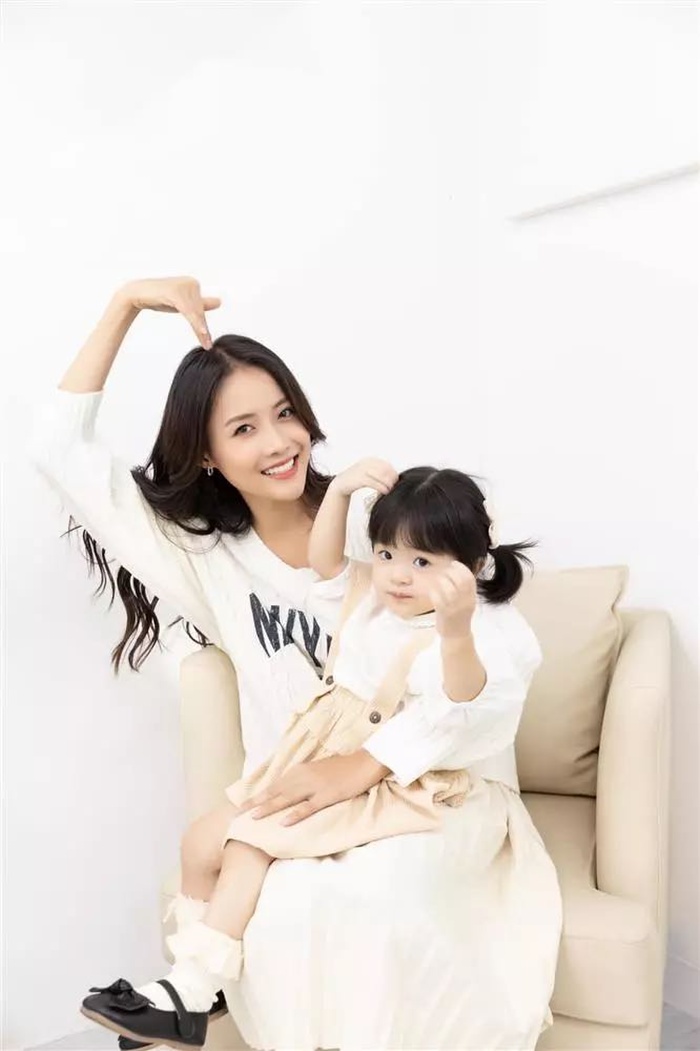 Trương Mỹ Nhân bất ngờ thông báo việc có con gái đầu lòng sau thời gian dài giữ kín chuyện sinh con. 