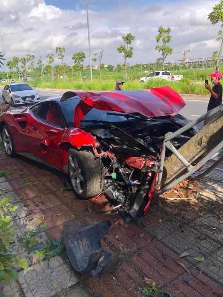 Hiện trường vụ tai nạn sáng 21/7 với đầu xe Ferrari 488 GTB nát bétbét.