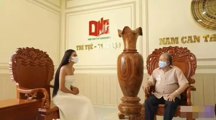 Kim Duyên bên lãnh đạo nhà trường, cùng làm rõ thông tin trái chiều.