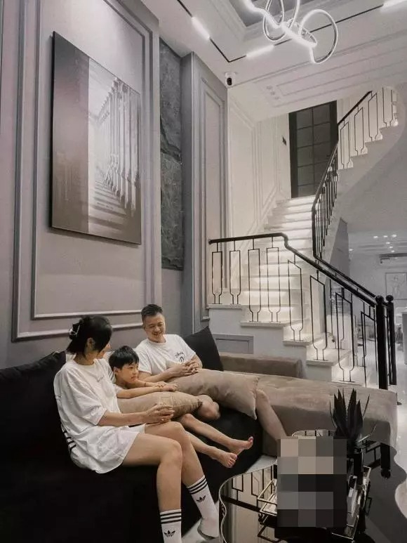 Sau nhiều năm chung sống, hiện cặp đôi đã tậu được một căn nhà mặt đất trên địa bàn quận Long Biên Hà Nội. Bất động sản rộng 50m2 vô cùng sang trọng.