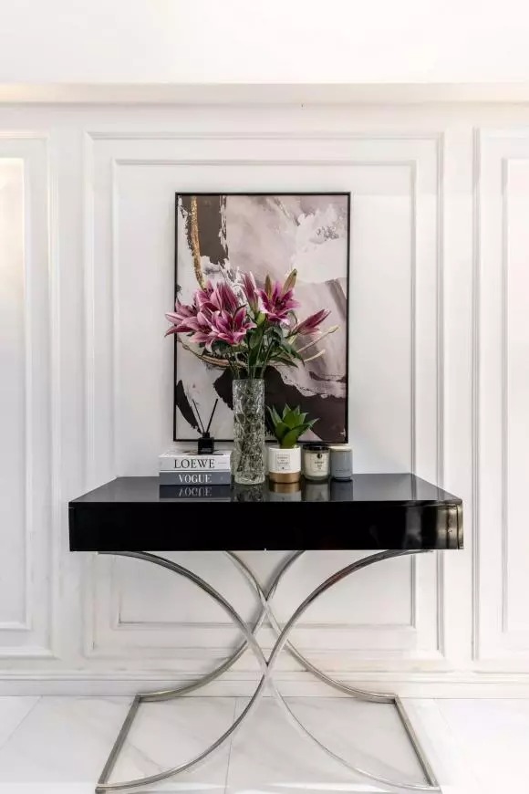 Lưu Đê Ly cho hay cả 2 vợ chồng đều thích tông màu xám, trắng và đen vậy nên ngay trong bản kế hoạch ban đầu họ đã rất chú trọng đến màu sắc.