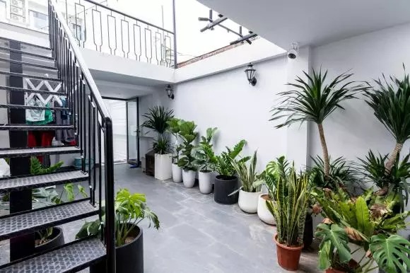 Căn nhà cũng có camera giám sát từng tầng để đảm bảo an ninh. Khi quan sát trên điện thoại, cô còn có thể giao tiếp trực tiếp qua camera với con trai mỗi lần ra ngoài làm việc, nhắc con lịch sinh hoạt,...