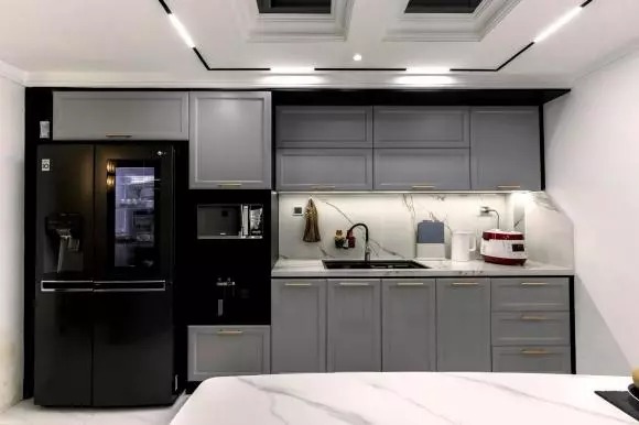 Khu vực bếp nấu ăn gọn gàng, sạch sẽ được trang bị đầy đủ tiện nghi.