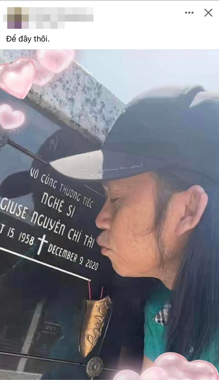 Bức ảnh ghi lại khoảnh khắc NSƯT Hoài Linh hôn lên mộ của cố nghệ sĩ Chí Tài.