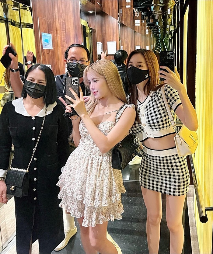 Hiện tại Thiều Bảo Trang đang tận hưởng cuộc sống độc thân bên gia đình và bạn bè, khi có thời gian rảnh cô và em gái sẽ đưa bố mẹ đi du lịch