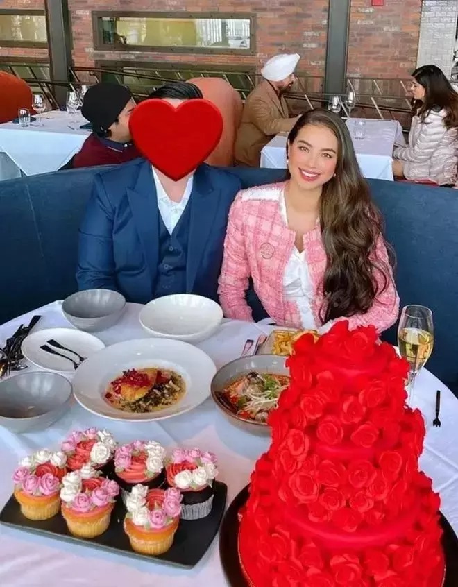 Phạm Hương luôn khéo che dung mạo bạn đời trong những bức ảnh đời thường.