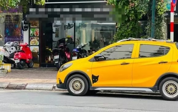 Ngày thường sử dụng xe máy làm phương tiện nhưng nay vợ Hồng Đăng lại lái hẳn xế hộp để đi làm