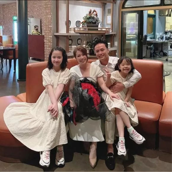 Trước đó không lâu, bà xã Hồng Đăng cũng chia sẻ rằng: 