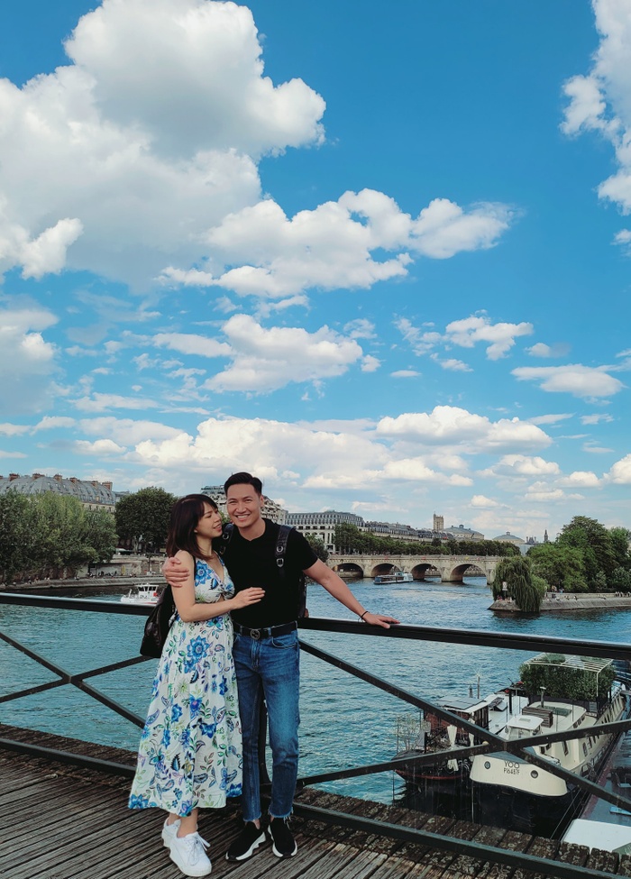 Mạnh Trường luôn sát bên, ôm bà xã ngọt ngào trong chuyến du lịch.