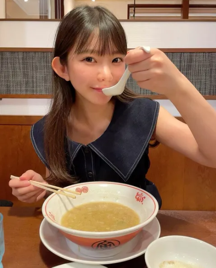 Dù không sở hữu đôi chân dài miên man hay chiều cao ổn nhưng ngược lại, hot girl Nhật Bản có vòng 1 gợi cảm cùng thân hình cân đối, quyến rũ.