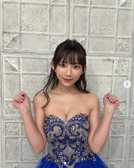 Trong những bộ trang phục đời thường, hot girl sinh năm 1995 không khác gì học sinh tuổi teen.