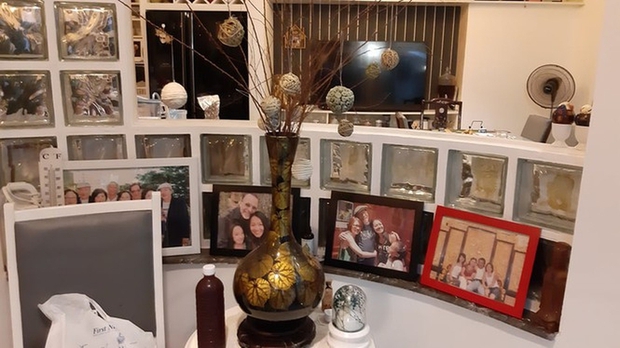 Rất nhiều tấm ảnh kỷ niệm cùng các giải thưởng được nhạc sĩ đặt trang trọng trong một góc phòng