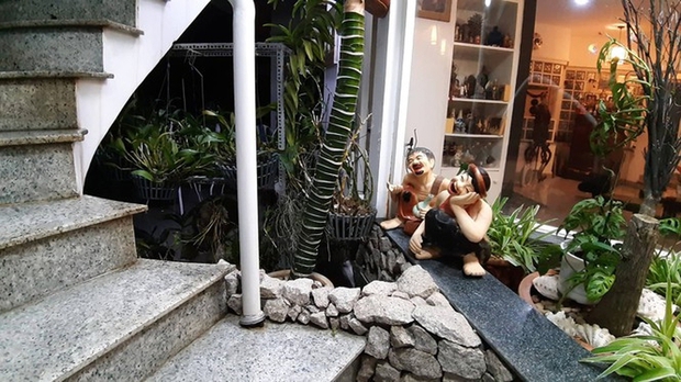 Tiểu cảnh Chí Phèo - Thị Nở được người nhạc sĩ đặt ở ven hành lang căn hộ