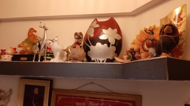 Trên tường nhà còn có nhiều vật lưu niệm nơi nhạc sĩ đã từng đi qua