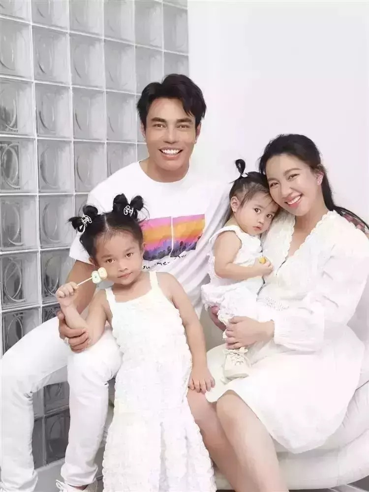 Lê Dương Bảo Lâm và bà xã Quỳnh Quỳnh kết hôn năm 2017. Trong 4 năm qua, cặp đôi chào đón 3 trái ngọt hôn nhân, là 2 ái nữ xinh xắn Bảo Nhi, Bảo Ngọc và quý tử vừa chào đời.