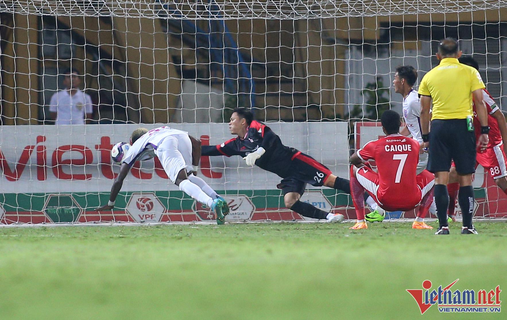 Trong khi đó ở đầu hiệp 2, ngoại binh của Bình Dương ghi bàn thắng duy nhất trong trận đấu