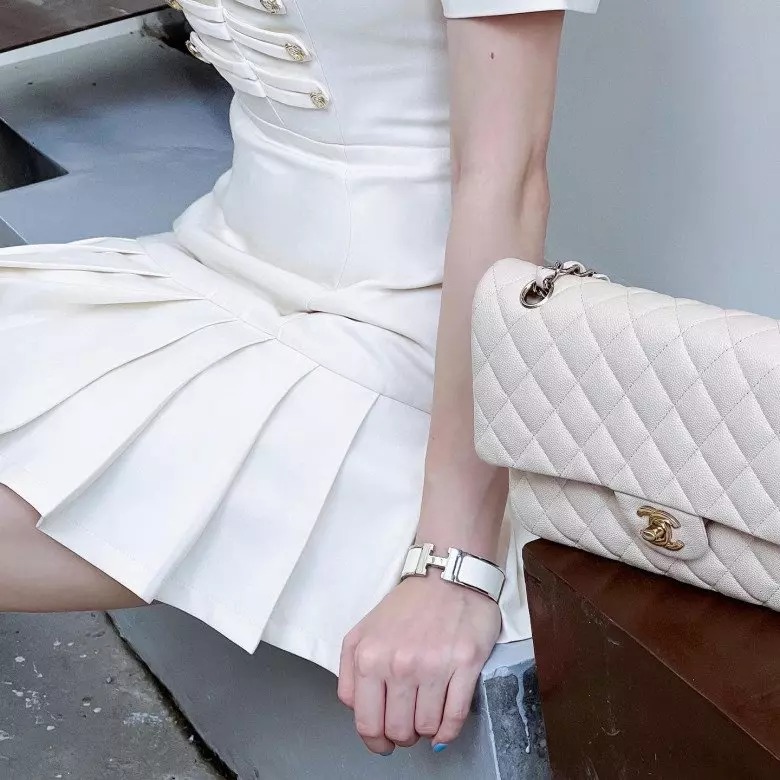 Vẫn là chiếc túi Chanel Classic màu trắng quen thuộc được người đẹp ưu ái mang theo. Sắp bước vào cánh cửa hào môn, người yêu thì giàu có lại cưng chiều nhưng Linh Rin vẫn giữ thói quen sống khá tiết kiệm.