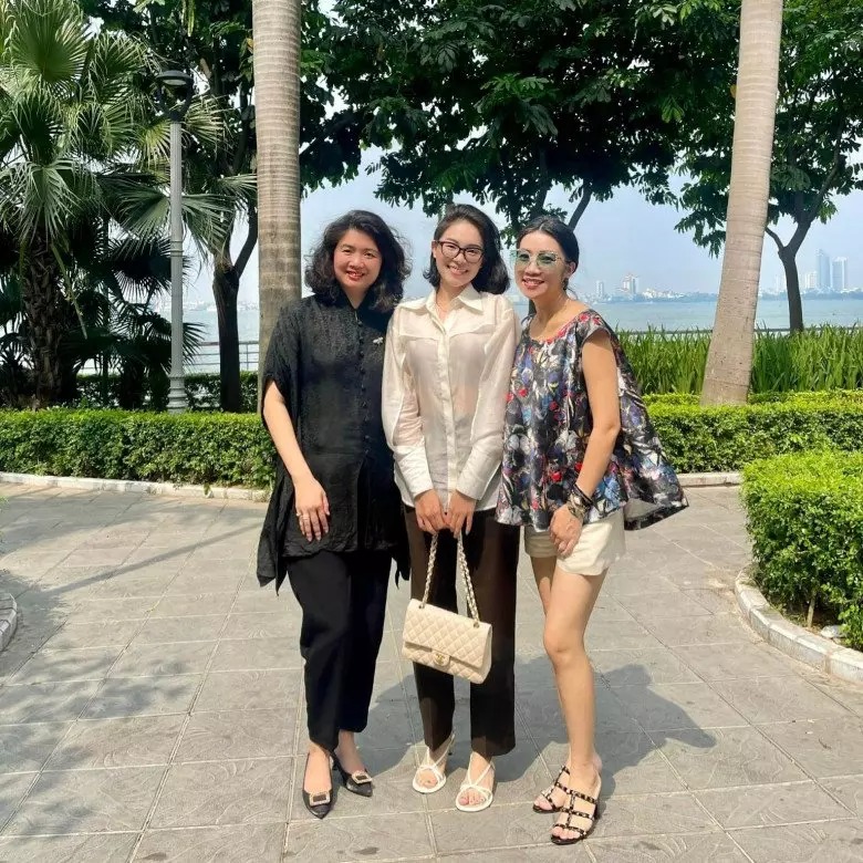 Dù dùng lại phụ kiện cũ nhưng cách cô nàng mix & match lại luôn đem đến cảm giác mới lạ.