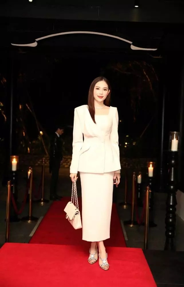 Cô nàng mỗi lần ra ngoài thường chỉ ăn mặc 2 màu cơ bản. Các gam màu trong tủ quần áo của Linh Rin cũng chỉ toàn xoay quanh trắng, đen, kem.