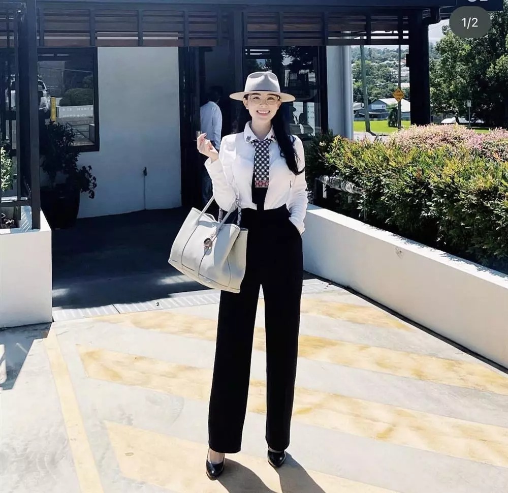 Nếu như chiếc Chanel classic khá nhỏ nhắn nên chỉ hợp khi đi chơi thì chiếc tùi náy lại phù hợp cho cô nàng những khi đi làm và phải để nhiều đồ hơn.