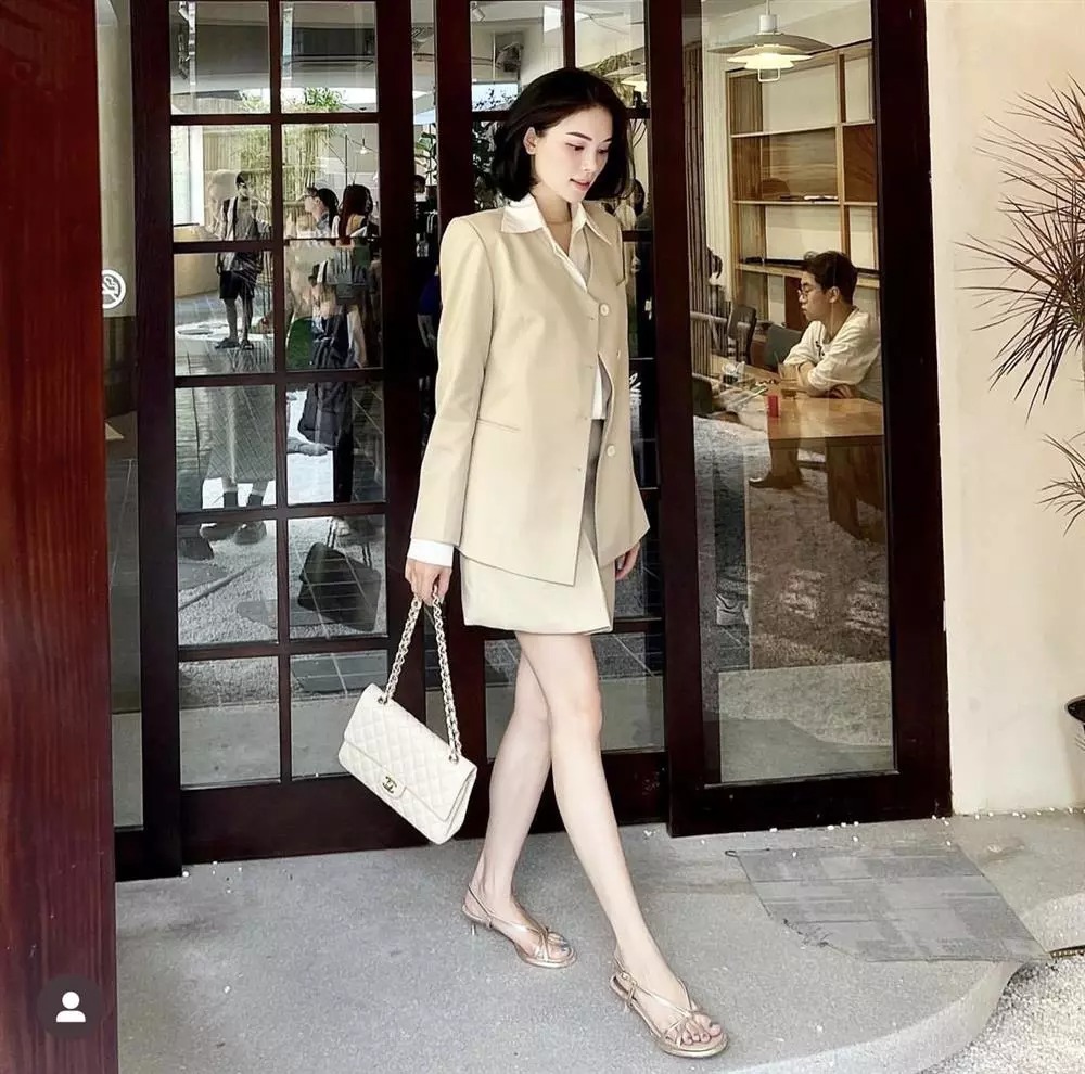 ình ảnh mới của Linh Rin trên trang cá nhân, người khó tính sẽ thấy có phần nhàm chán, ngược lại đa số đánh giá cao sự giản dị của cô nàng. Mặc kệ cả Vbiz đổi đồ hiệu xoành xoạch, Linh Rin vẫn xài mãi 1 chiếc túi.