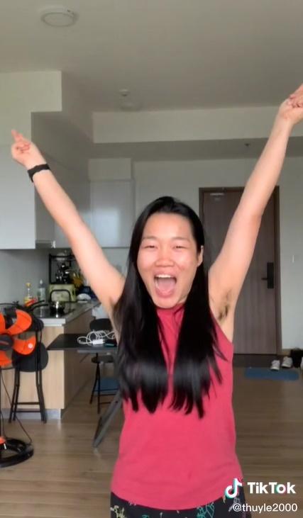 Tuy nhiên, hot TikToker nàng tiết lộ mục đích của việc gìn giữ vùng dưới cánh tay rậm rạp như rừng Amazon là để có cái hướng dẫn mọi người cách 