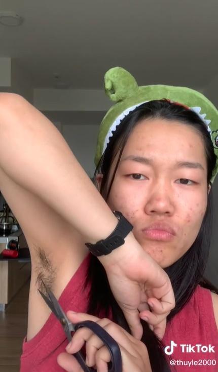 Dù là vậy, cư dân mạng vẫn dành cho Lê Thụy lời chê, cho rằng cô ngày càng lố bịch, 