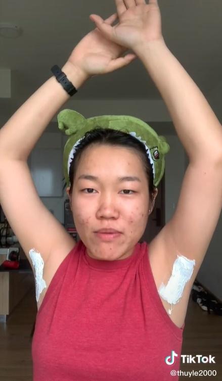 Thói quen để lông nách và không ngại phô diễn cho bàn dân thiên hạ trông thấy của Lê Thụy lần nào cũng vấp phải chỉ trích.