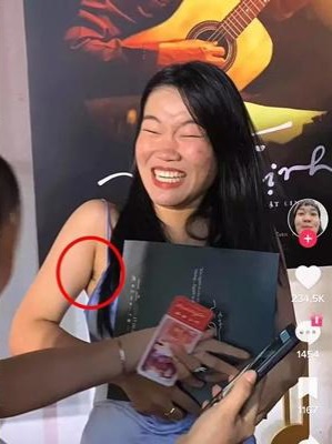 Trước đó, Lê Thụy từng gây xôn xao cõi mạng khi mang cặp nách rậm rạp như rừng Amazon đi dự sự kiện.