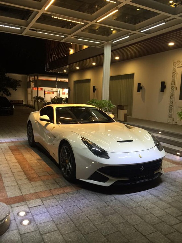 Cách đây nhiều năm, Phan Thành từng khiến dư luận xôn xao khi buổi sáng khoe chiếc siêu bò Lamborghini Huracan mới tậu thì đến đêm khuya ngày hôm đó, anh lại tiếp tục gây bất ngờ khi khoe tiếp siêu ngựa Ferrari F12 Berlinetta màu trắng vừa được đưa về Việt Nam trước đó ít hôm. Ảnh: FBNV