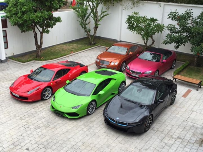 Trong đó, ước tính chiếc Ferrari F12 Berlinetta màu trắng về Việt Nam có giá khoảng 20 tỷ đồng còn Lamborghini Huracan trên 15 tỷ đồng. Như vậy, chỉ trong vòng chưa đầy 24 tiếng, chàng thiếu gia đã chi số tiền lên đến 36 tỷ đồng chỉ để mua xe. Ảnh: FBNV