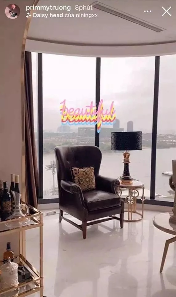 Nội thất trong căn hộ đậm màu sắc phương Tây. Ảnh: Instagram