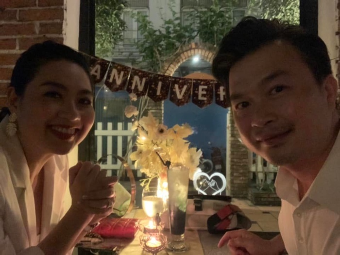 Bên nhau gần 2 thập kỉ tình yêu Lê Khánh và ông xã vẫn ngọt ngào như thuở ban đầu.