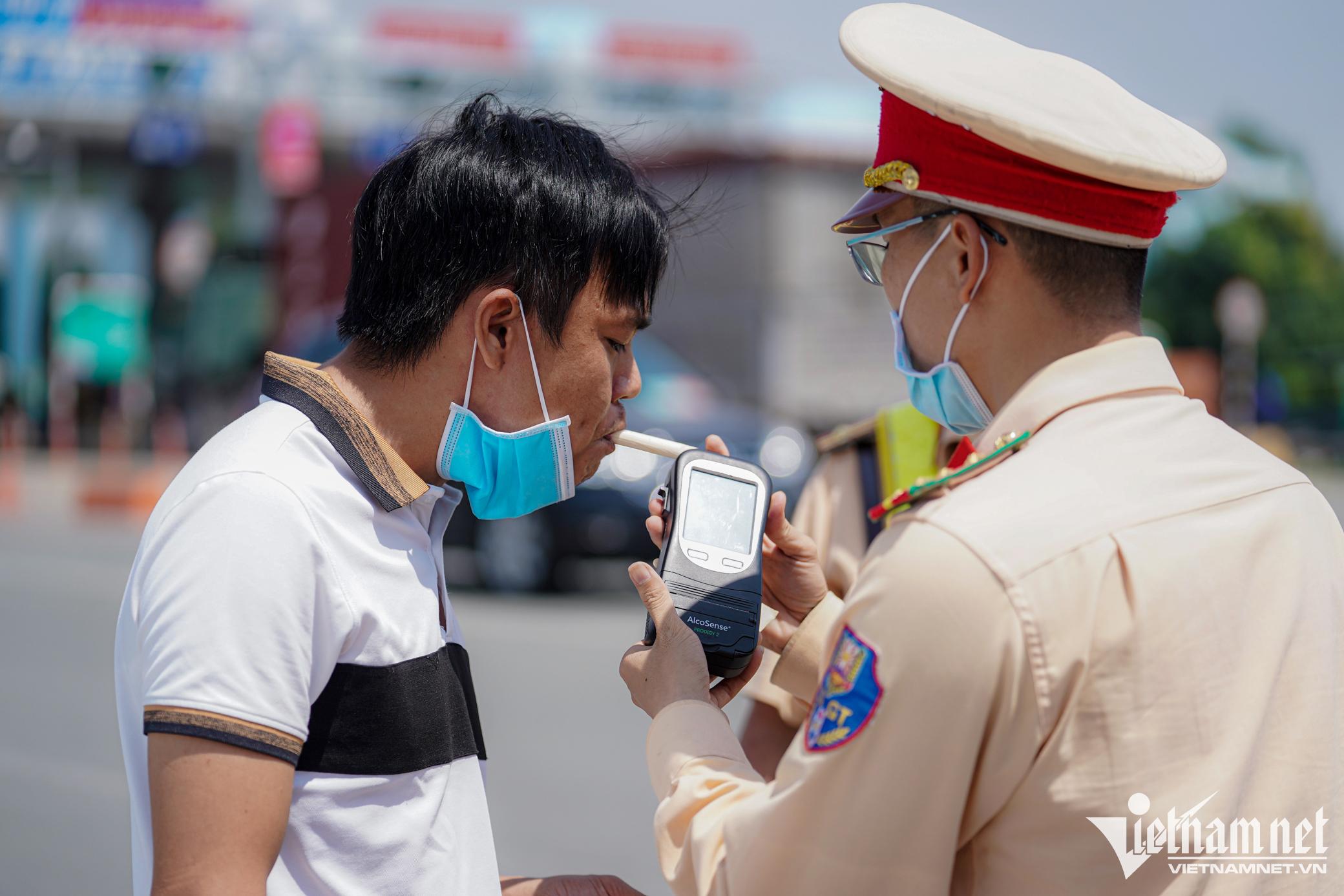 Trong hôm nay, nhiều tài xế được lực lượng CSGT yêu cầu dừng lại kiểm tra hành chính và đo nồng độ cồn ngẫu nhiên.