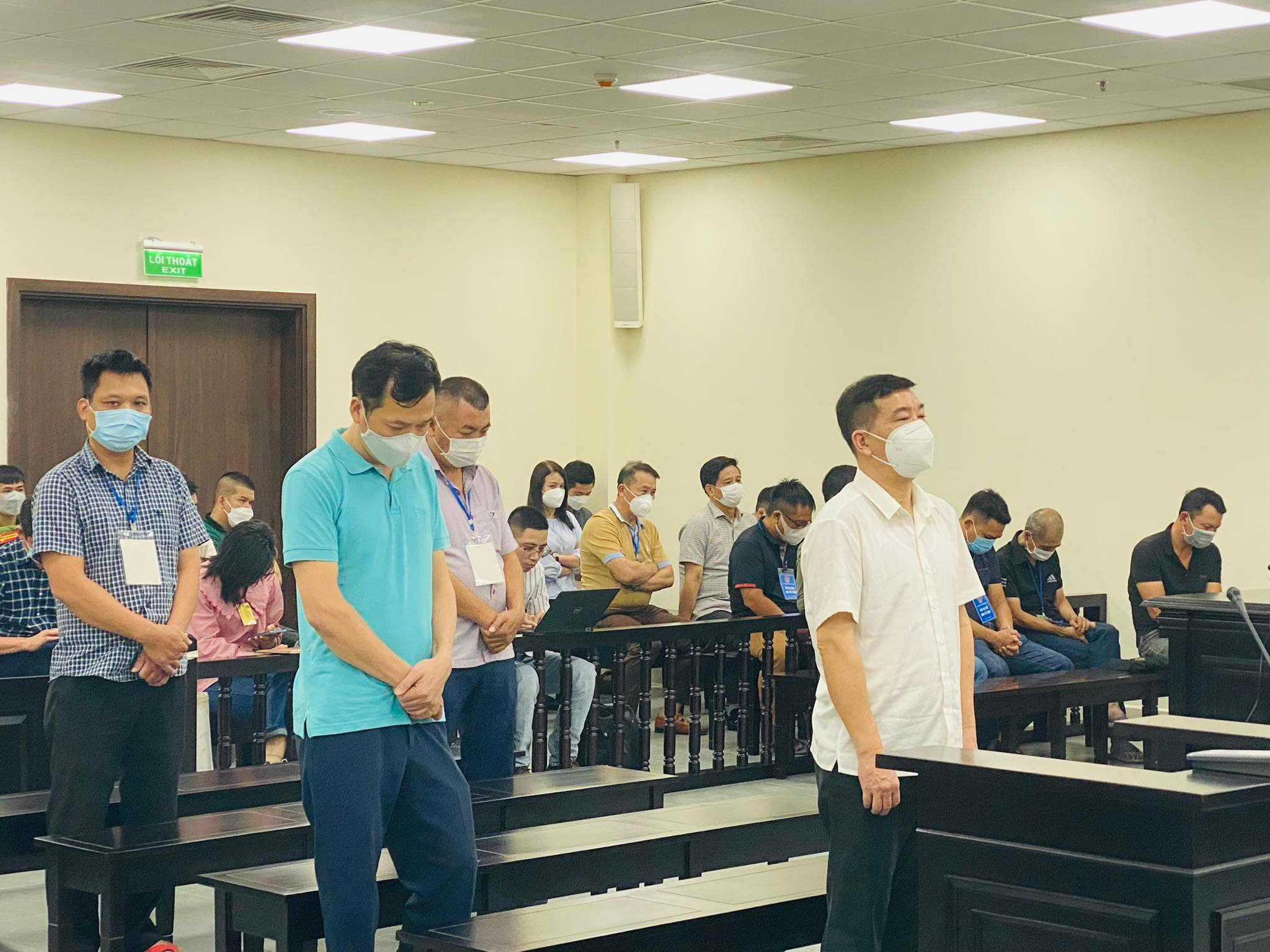 Các bị cáo nghe quan điểm luận tội và đề nghị mức án của đại diện VKS