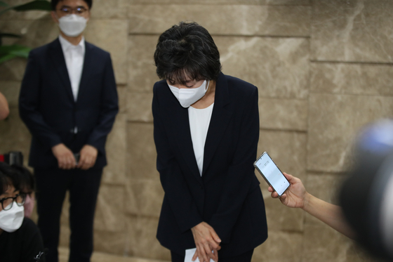 Bà Park Soon-ae cúi đầu xin lỗi sau khi thông báo từ chức. Ảnh: Korea Herald