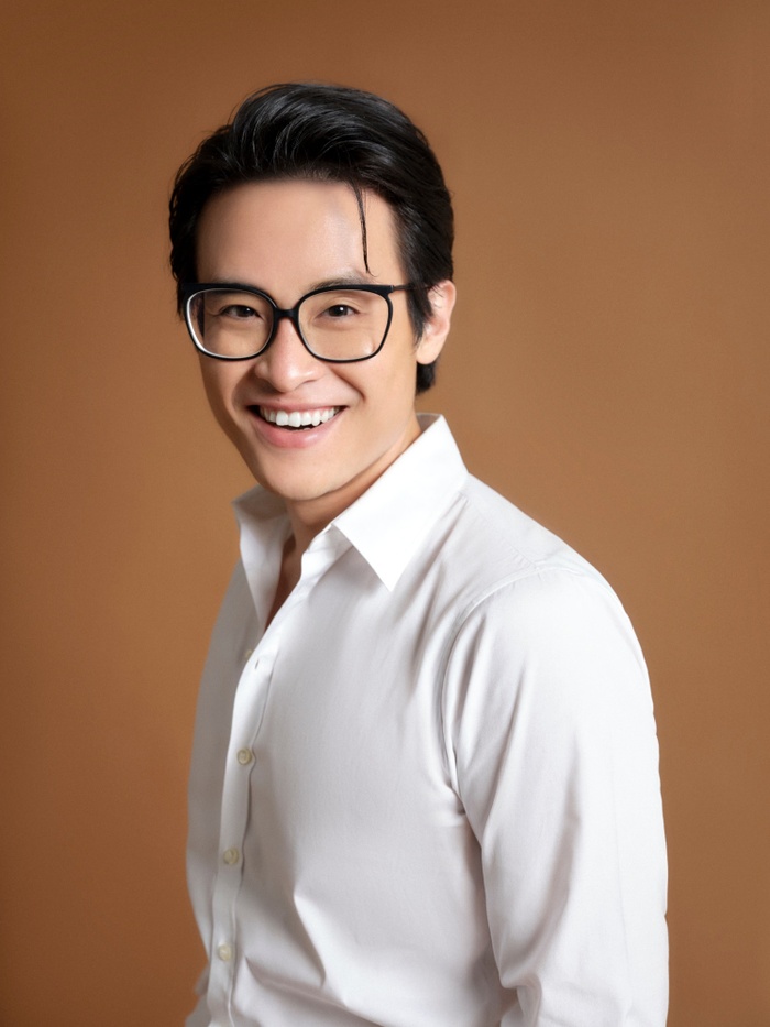 Từ khi bắt đầu sự nghiệp ca hát cho đến nay, nam ca sĩ luôn giữ màu tóc đen truyền thống