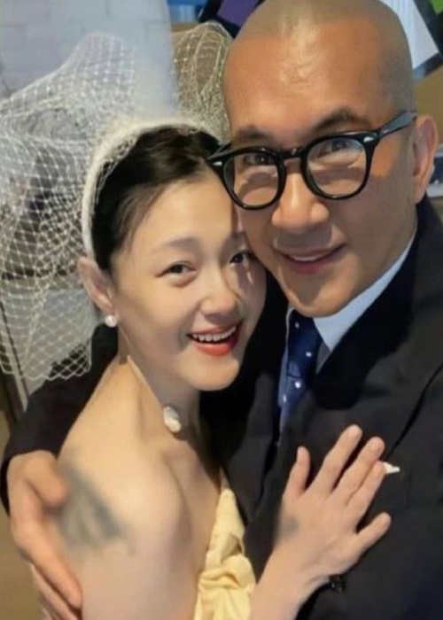 Cặp đôi tình tứ trong buổi đăng ký kết hôn. Ảnh: Dân Trí