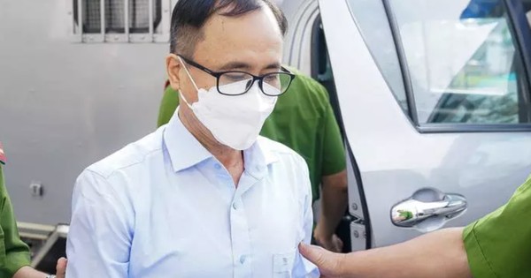 Bị cáo Trần Văn Nam, cựu bí thư Tỉnh ủy Bình Dương, bị dẫn giải đến tòa (ảnh: Nguyễn Hưởng)